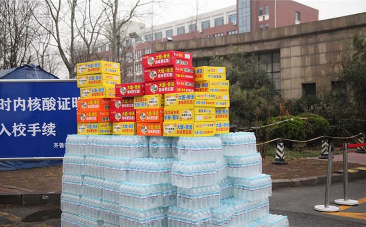 2月25日，山東金格瑞機(jī)械有限公司派代表來(lái)到齊魯師范學(xué)院捐贈(zèng)防疫物資，保障校園防疫物品備足備齊，助力學(xué)校的疫情防控工作。