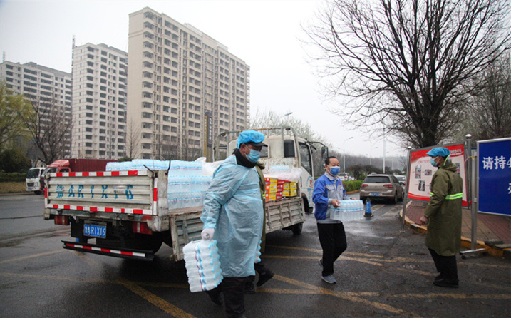 2月25日，山東金格瑞機(jī)械有限公司派代表來(lái)到齊魯師范學(xué)院捐贈(zèng)防疫物資，保障校園防疫物品備足備齊，助力學(xué)校的疫情防控工作。