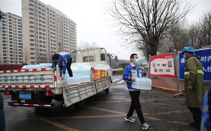 2月25日，山東金格瑞機(jī)械有限公司派代表來(lái)到齊魯師范學(xué)院捐贈(zèng)防疫物資，保障校園防疫物品備足備齊，助力學(xué)校的疫情防控工作。