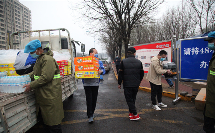 2月25日，山東金格瑞機(jī)械有限公司派代表來(lái)到齊魯師范學(xué)院捐贈(zèng)防疫物資，保障校園防疫物品備足備齊，助力學(xué)校的疫情防控工作。