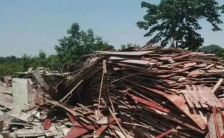 模板拆遷料木托盤(pán)用鋸末顆粒機(jī)這樣處理省時(shí)省力又賺錢(qián)！